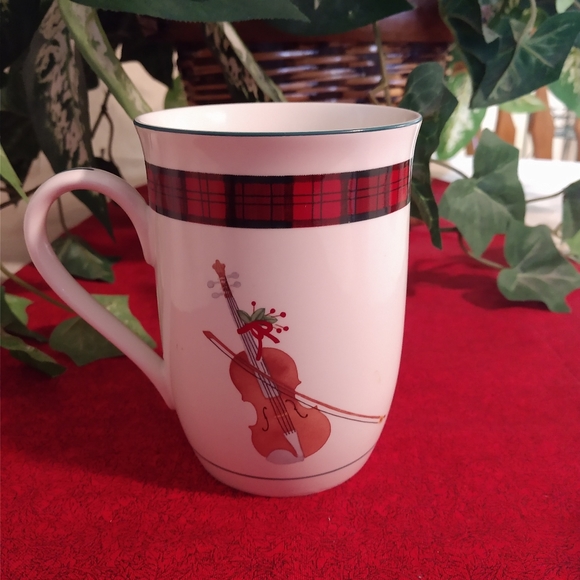Set of 4 Arita Fine Porcelain TARTAN "Christmas Traditions" Mugs - Picture 4 of 8